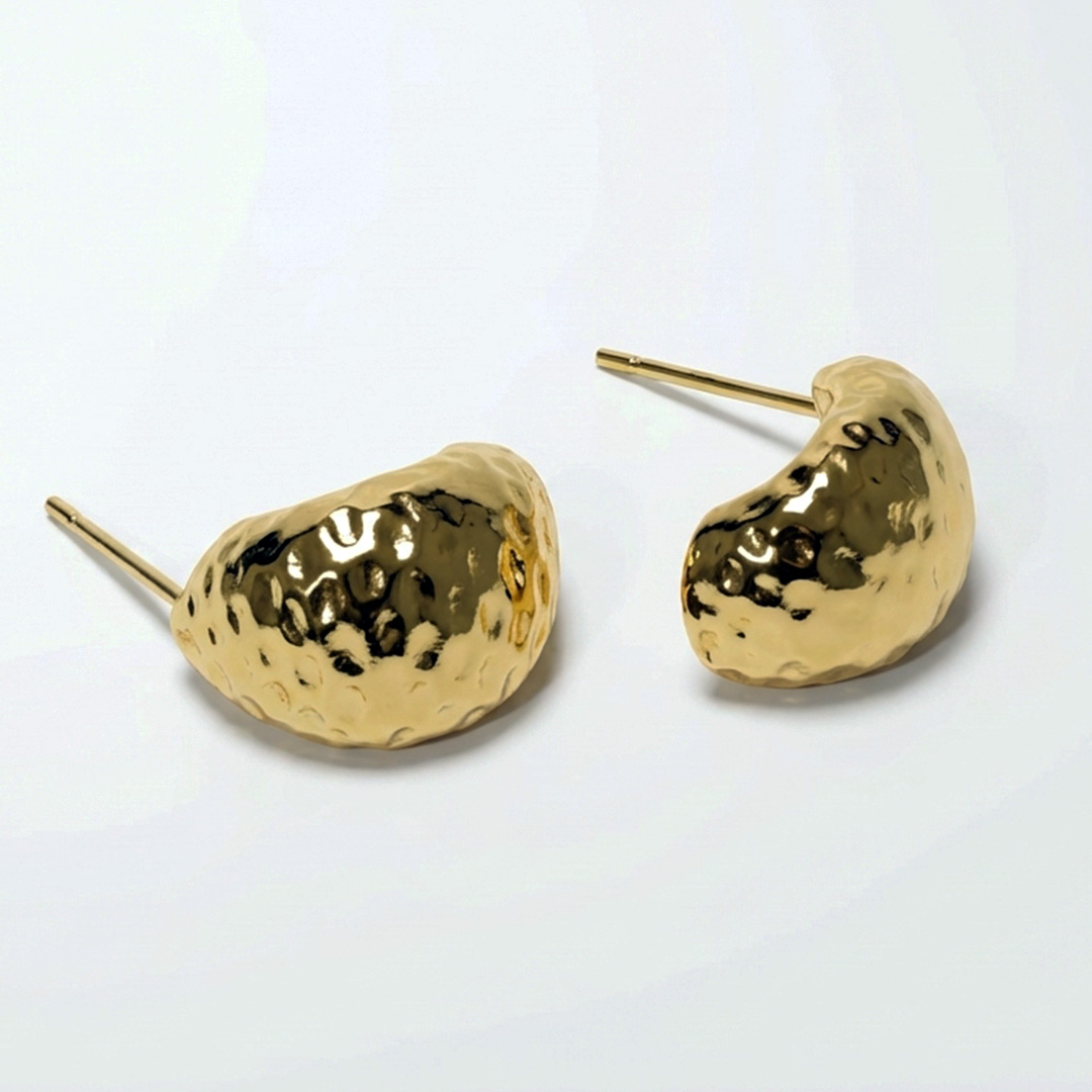 brinco-meia-gota-martelado-dourado-pequeno-cizan-boutique